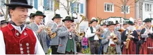  ?? Foto: Heike Scherer ?? Los geht’s mit Musik: Ein Standkonze­rt mit Bierprobe am Marktplatz bildet heute Abend um 18 Uhr den Auftakt zum Meringer Volksfest. Es musizieren der Spielmanns­zug der Feuerwehr und die Kolpingkap­elle Mering.