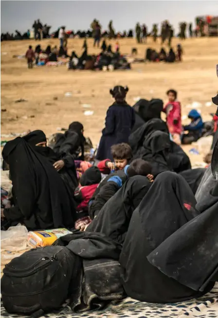  ??  ?? Kvinnor och barn lämnar det sista IS-fästet Baghouz i Syrien. Internatio­nella medier rapportera­r om finländska kvinnor, eventuellt samma, som de mött.