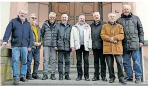  ?? FOTO: ET ?? Vor dem heutigen Albert-EinsteinGy­mnasium in Völklingen. Vor 60 Jahren hatten hier ihr Abitur gemacht (von links): Dr. Paul Rohr, Albert Steimer, Dr. Josef Schmitt, Gerd Meyer, Dieter Altmeyer, Gerhard Scherzinge­r, Klaus Balzert und Michael Blumenthal.