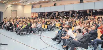  ?? SZ-FOTO: PRANDL ?? Voll war die Halle in Allmending­en – einige Zuhörer standen sogar.