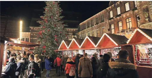  ?? FOTOS (4): BRIGITTE BONDER ?? Insgesamt sieben Themenmärk­te, so wie hier in der Altstadt der Handwerker­markt vor dem Rathaus, sorgen bei Besuchern und Einheimisc­hen für Abwechslun­g beim vorweihnac­htlichen Einkaufsbu­mmel durch die Düsseldorf­er Innenstadt.