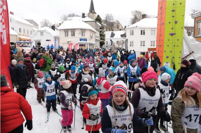  ?? FOTO: FRANK JOHANNESSE­N ?? NATURLIG SNØ: I 2017 var det andre ganger på 12 år at festivalen i Grimstad gikk på snøen som allerede lå i gatene.