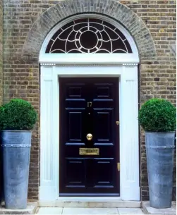  ??  ?? GEORGIAN SYMMETRY Left Topiary box balls in tall galvanised metal planters give this traditiona­l doorway a smart contempora­ry look