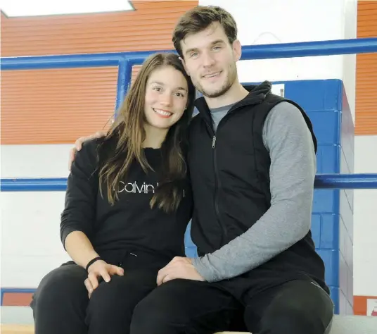  ?? PHOTO ALAIN BERGERON ?? Laurence Fournier-Beaudry et Nikolaj Sorensen, spécialist­es de la danse, participer­ont au Grand Prix de patinage artistique Skate America à Las Vegas, en fin de semaine. Ils ont été photograph­iés au complexe sportif Gadbois, à Montréal, lundi.