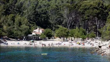  ?? (Photo doc Dominuque Leriche) ?? La calanque de Port d’Alon niché dans l’écrin d’une pinède est fréquentée par plus de   estivants entre juin et septembre.