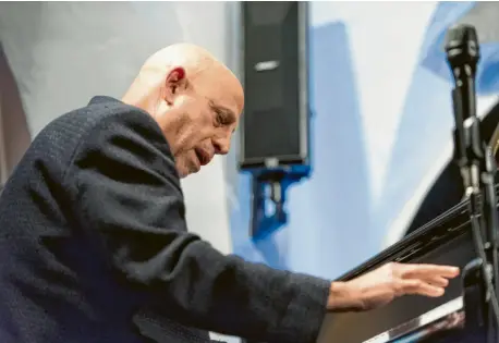  ?? Foto: Thomas Eder ?? Larry Porter, der Vater des Bösendorfe­r-Flügels, brillierte zur 250. Auflage der Reihe „Art Of Piano“im Neuburger Jazzkeller an den Tasten.