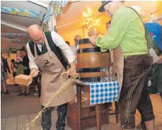  ?? FOTO: JENS GESCHKE ?? Bürgermeis­ter Bernhard Flad beim Fassanstic­h.