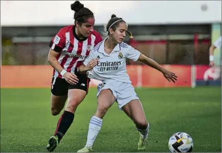  ?? FOTO: JUAN ECHEVERRÍA ?? Reñido Oihane, a la que colocan en el Real Madrid, y la exleona Maite Oroz disputan el balón en el partido de Liga en Lezama