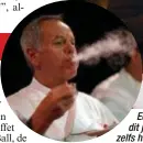  ?? FOTO AFP ?? Een slok champagne om de hapjes door te spoelen: ook dit jaar staat Wolfgang Puck in voor het eten. Hij maakte zelfs hapjes met stikstof (foto inzet).