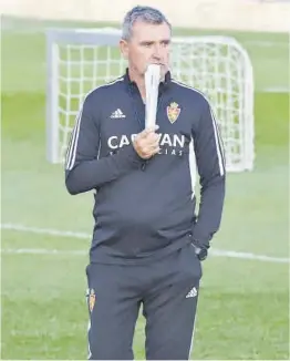  ?? ?? Emilio Larraz, durante un entrenamie­nto con el Deportivo Aragón.