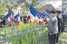  ??  ?? Tout débute au monument aux morts avec la présence de 22 drapeaux