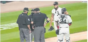  ?? AP • N. HUH ?? CONGELADO. Jimmy Cordero (fondo) le propinó un pelotazo a Willson Contreras, de los Cachorros, el pasado viernes.