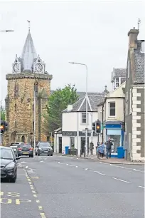  ?? PIcture: Dougie Nicolson. ?? An undated image of High Street, Inverkeith­ing, left, and how it looks today.