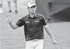  ?? ROB SCHUMACHER, USA TODAY SPORTS ?? Kevin Kisner acknowledg­es the crowd after sinking a birdie putt on the 18th green Thursday.