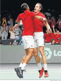  ?? JORGE ZAPATA / EFE ?? Los canadiense­s Vasek Pospisil y Felix Auger Aliassime celebran el triunfo.