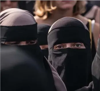  ?? FOTO: PER RASMUSSEN ?? I disse coronatide­r er det et anerkendel­sesværdigt formål at dække næse og mund til. Her er det niqab- klædte kvinder, der demonstrer­er mod maskerings­forbuddet.