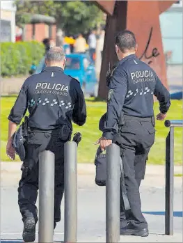  ?? Dos agents de la Urbana de Badalona, al barri de la Salut. ?? 33
FERRAN NADEU