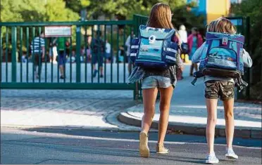  ?? Foto: Jens-ulrich Koch, dpa ?? Zwei Schülerinn­en gehen am ersten Schultag nach den Sommerferi­en zur Schule.