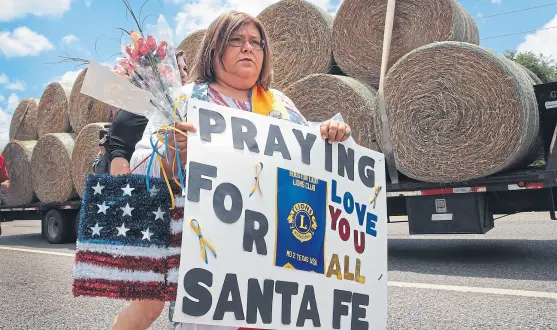  ?? Scott olson/afp ?? Grupos de manifestan­tes rindieron ayer homenaje a las víctimas de la escuela semirrural de Santa Fe