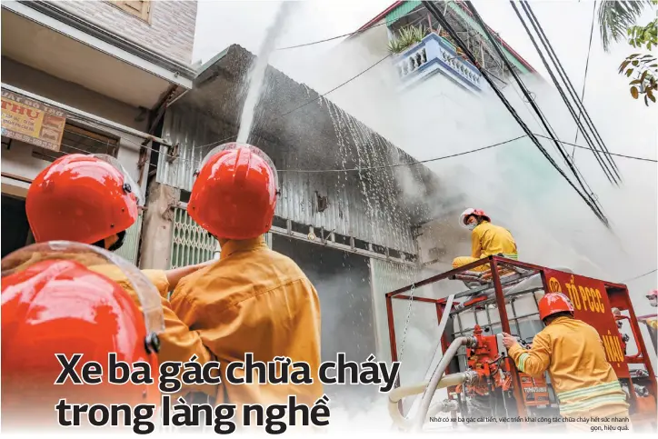  ?? ?? Nhờ có xe ba gác cải tiến, việc triển khai công tác chữa cháy hết sức nhanh gọn, hiệu quả.