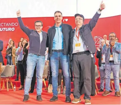  ?? CARLOS RAMOS (EP) ?? Pedro Sánchez, entre Miguel Ángel Gallardo, nuevo líder del PSOE extremeño y su antecesor, Guillermo Fernández Vara, ayer en Mérida.