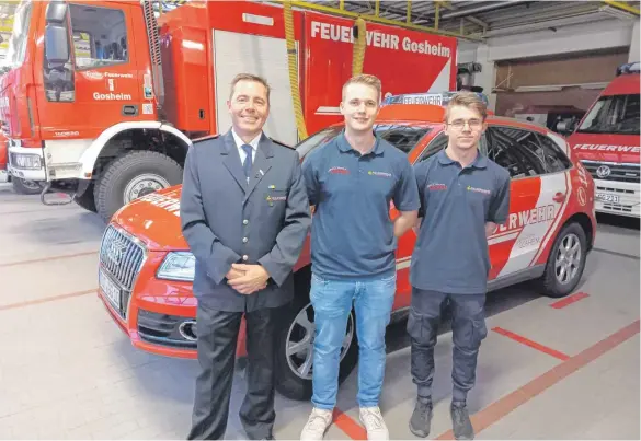  ?? FOTO: ANGELA HERMLE ?? Ehrenzeich­en in Gold für den Vater Markus Kümmerle und die Ernennung zu Feuerwehrm­ännern für Luca (Mitte) und Kevin.