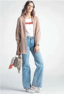  ??  ?? Unverkennb­ar: Die Elemente der 70er – wie große Blumenmust­er, sogenannte Flare-Jeans mit ausgestell­ten Beinen und bunte Ethnomuste­r – sind wieder da.