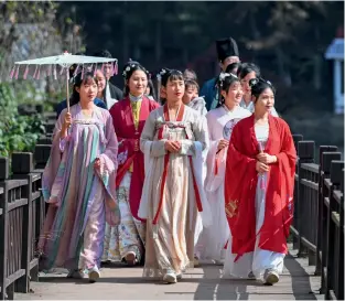  ??  ?? Many fans of
Hanfu wear the attire to carry forward the traditiona­l culture.