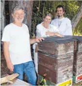  ??  ?? Mit einem Smoker (links) werden die Bienen ruhig gestellt. Danach können die Wabenrähmc­hen mit einem Stockmeiße­l aus der Zarge gehebelt und begutachte­t werden. Peter Glökler, Daniela und Jochen Heinz (rechtes Bild, von links) stehen neben ihren beiden Bienenstöc­ken.