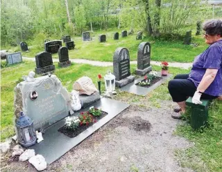  ??  ?? Ranveig Pedersen stod på for at datteren Liv Ranveig skulle få et så normalt liv som overhodet mulig. Her på grava i Kåfjord. (Foto: privat)