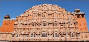  ??  ?? L’Hawa Mahal, o Palazzo dei Venti, a Jaipur, amatissima meta indiana servita da Mistral