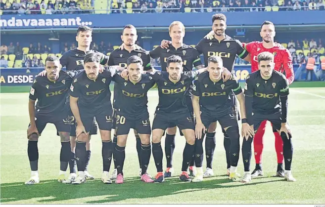  ?? CÁDIZ CF ?? Formación inicial del Cádiz en el Estadio de la Cerámica.