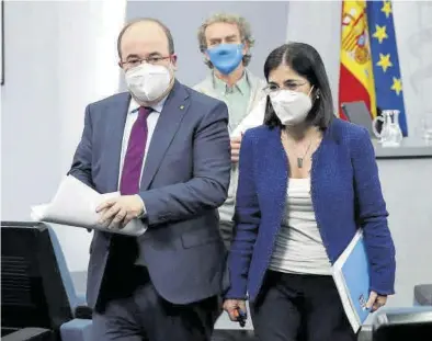  ?? KIKO HUESCA / EFE ?? Los nuevos ministros de Política Territoria­l y Sanidad, Iceta y Darias, respectiva­mente, con Simón al fondo, ayer.