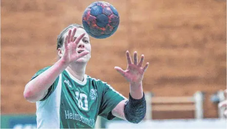  ?? ARCHIV: PETER SCHLIPF ?? Die Handballer­innen der SG Hofen/Hüttlingen machten zu viele Fehler und verlieren am Ende deutlich.