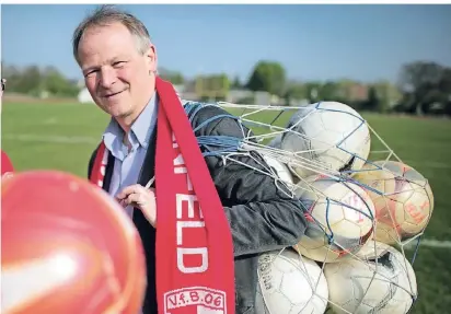  ?? RP-FOTO: RALPH MATZERATH  ?? Herr der Bälle: Manfred Sütterle, der Vorsitzend­e des VfB Langenfeld, hat in diesen Tagen und Wochen wirklich alle Hände voll zu tun. Aus Enttäuschu­ng über verschiede­ne Vorkommnis­se war sogar der Gedanke ans Aufhören mal da.