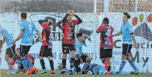  ?? PABLO PRESTI - LA NUEVA. ?? Sporting tuvo una triple chance para ganarlo, pero no pudo con San Francisco ni con Manuel Carnicero. Fue 0 a 0 en el Novoa. De no creer. En el final,