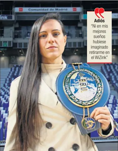  ??  ?? Joana Pastrana posa en el WiZink Center de Madrid con su Campeonato de Europa.