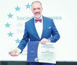  ?? ?? Iñaki Zurutuza posa en el estrado tras recibir el premio