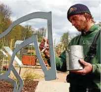  ??  ?? Michael Schumann gibt dem stählernen Ross den letzten Farbanstri­ch. Die Skulptur im Schaugarte­n des Pflanzenho­fes Zöthen nimmt Bezug auf die jahrzehnte­lange Pferdezuch­ttradition.