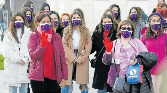  ?? Foto: Javier Bergasa ?? Familiares y amigas acudieron a arropar a las afectadas que se concentrar­on ante el Palacio de Justicia.