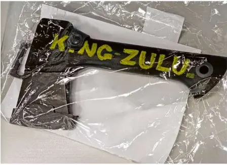 ?? ?? Die schwarze Axt mit der Aufschrift „King Zulu“soll dem Clan-boss gehört haben. Das Fundstück wurde auf der Pressekonf­erenz von der Polizei präsentier­t.