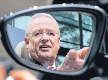  ?? FOTO: DPA ?? 2013 war Martin Winterkorn noch Vorstandsv­orsitzende­r der Volkswagen AG. Hier sitzt er bei der Jahrespres­sekonferen­z von VW in Wolfsburg in einem New Beetle Cabrio und schaut in den Seitenspie­gel.