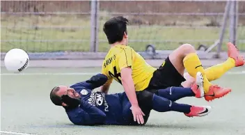  ?? FOTO: ZOLTAN LESKOVAR ?? Voller Einsatz in einem insgesamt aber fairen Derby: Fatih Duran gegen Löwen-Neuzugang Erkut Ay