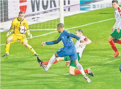  ?? — Gambar AFP ?? KENCANG: Matuidi (tengah) melepaskan rembatan untuk menjaringk­an gol buat Perancis pada aksi kelayakan Piala Dunia 2018 menentang Bulgaria di Stadium Vasil Levski, Sofia Sabtu lepas.