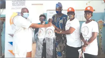  ??  ?? Chief Medical Director, Olabisi Onabanjo University Teaching Hospital ( OOUTH), Dr. Peter Adefuye ( left); Head of Department, Paediatric­s, OOUTH, Dr. Sade Adekanmbi; Chairman, Board of Trustees, Mahuemolen Aduke Odibo Foundation ( MAOF) and Head of the Babington Ashaye Family Foundation, Morenike Babington Ashaye, represente­d by Dauda Buraimoh; Founder and Co- Chairman, MAOF, Cecilia Odibo; and Secretary, MAOF, Omotayo Aiyegbajej­e during the donation of medical oxygen and cylinders as well as other items to OOUTH.