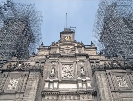  ?? ?? Las torres campanario de la fachada principal de la Catedral están rodeadas de andamios de 60 metros de alto a fin de reforzar la seguridad de la estructura.