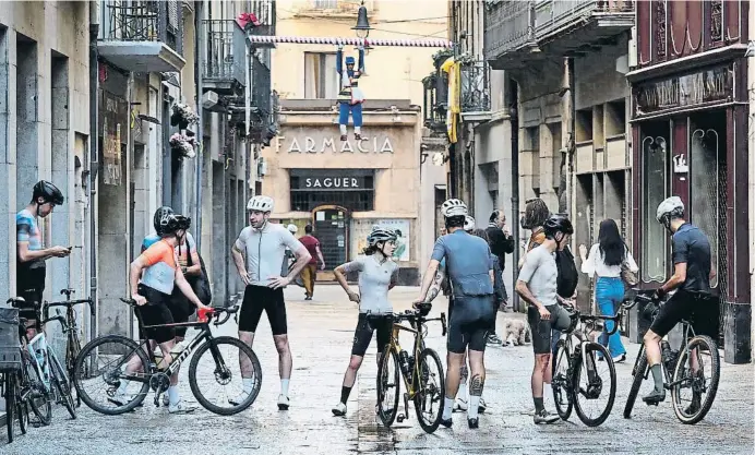  ?? PERE DURAN / NORD MEDIA ?? Un grup de ciclistes sortint de la botiga Velodrom, situada al carrer Argenteria, que organitza voltes i paquets per als ciclistes que visiten la ciutat