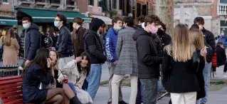  ??  ?? A passeggio Il centro storico di Venezia ieri pomeriggio. Moltissime pe persone in giro