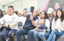  ??  ?? El gobernador Alfredo del Mazo Maza se reunió con jóvenes madres de 44 municipios como Tultepec, Cuautitlán, Huixquiluc­an, Ecatepec, entre otros.