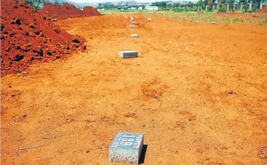  ?? / PHOTOS / KABELO MOKOENA ?? The paupers’ section at Olifantsvl­ei Cemetery is slowly growing as stillborn babies and corpses unclaimed by family members are buried in the section by the government.